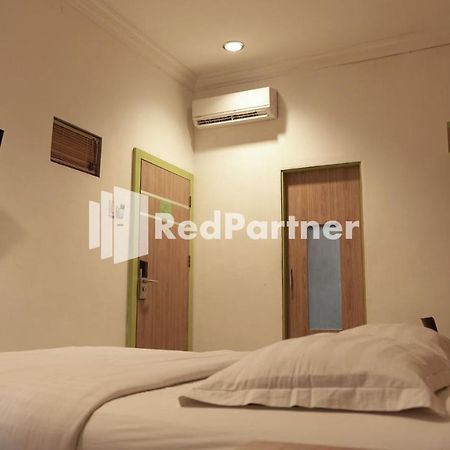 Wisma Sederhana Mitra Reddoorz Medan Zewnętrze zdjęcie