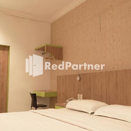 Wisma Sederhana Mitra Reddoorz Medan Zewnętrze zdjęcie