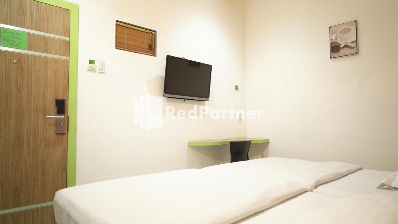 Wisma Sederhana Mitra Reddoorz Medan Zewnętrze zdjęcie