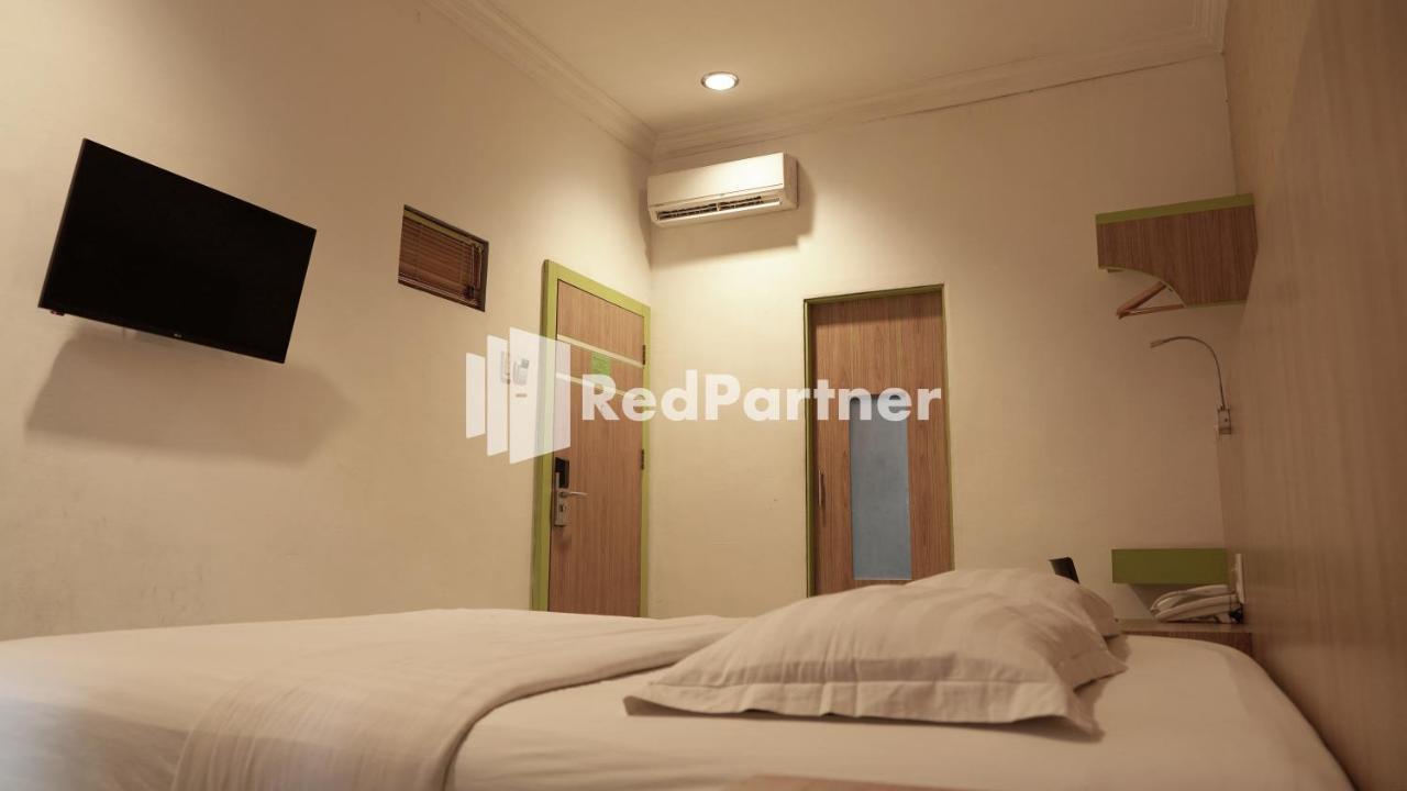 Wisma Sederhana Mitra Reddoorz Medan Zewnętrze zdjęcie
