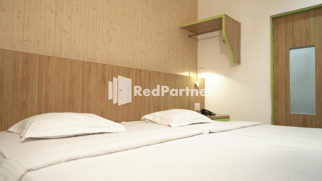 Wisma Sederhana Mitra Reddoorz Medan Zewnętrze zdjęcie