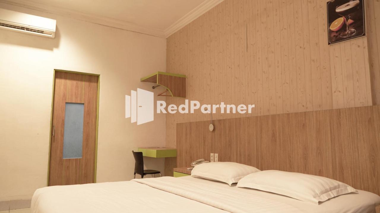 Wisma Sederhana Mitra Reddoorz Medan Zewnętrze zdjęcie