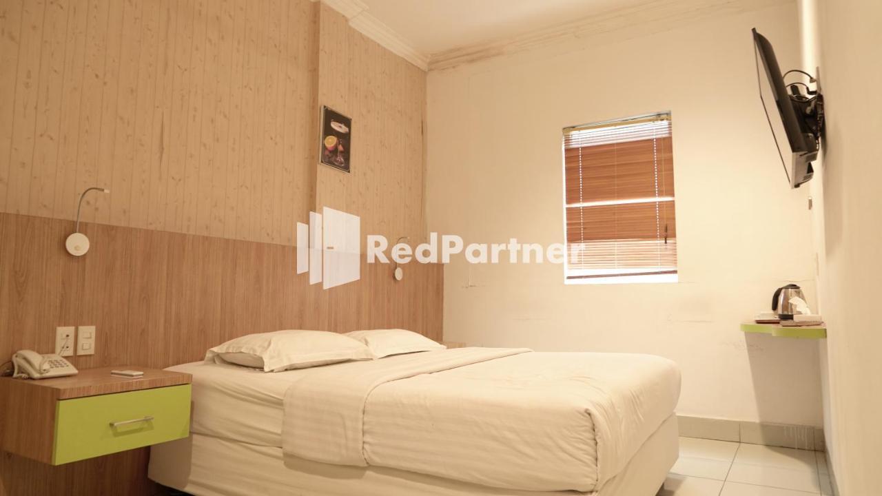 Wisma Sederhana Mitra Reddoorz Medan Zewnętrze zdjęcie