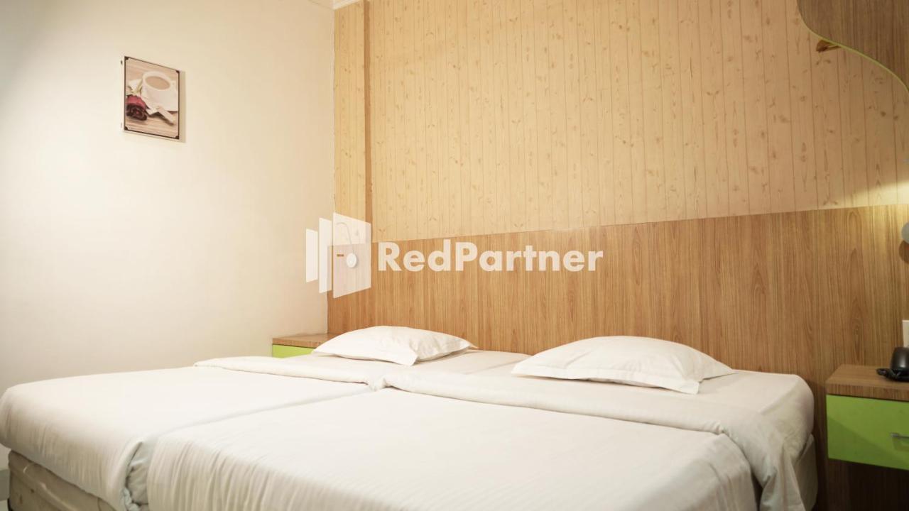Wisma Sederhana Mitra Reddoorz Medan Zewnętrze zdjęcie