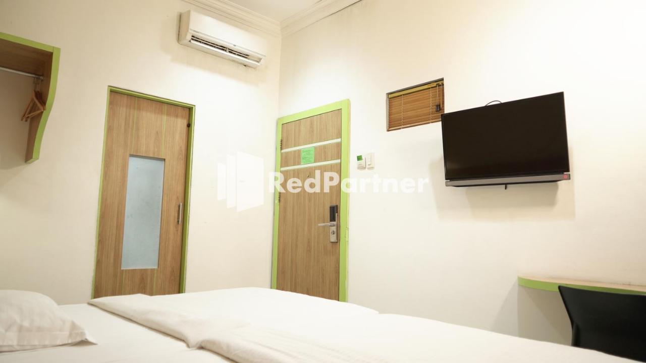 Wisma Sederhana Mitra Reddoorz Medan Zewnętrze zdjęcie
