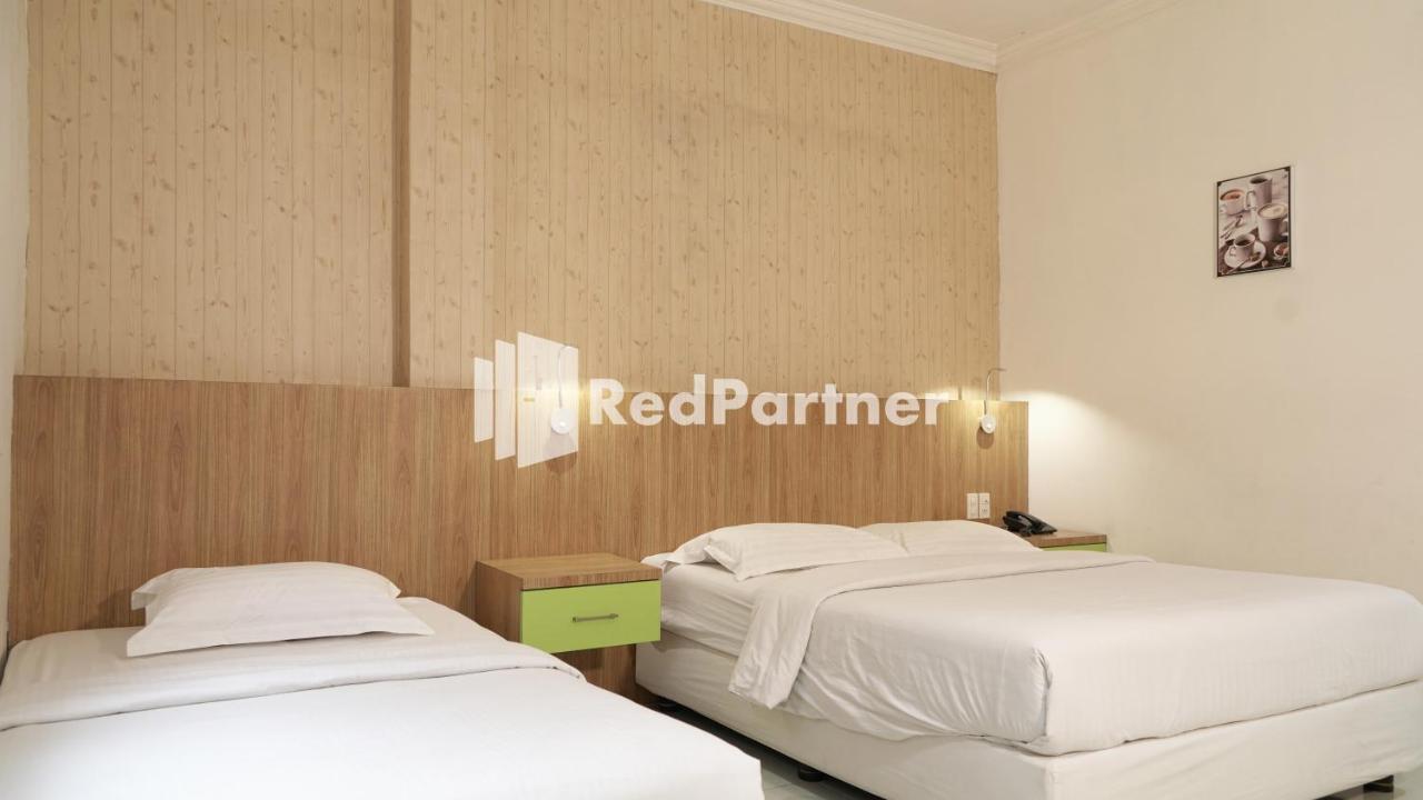 Wisma Sederhana Mitra Reddoorz Medan Zewnętrze zdjęcie