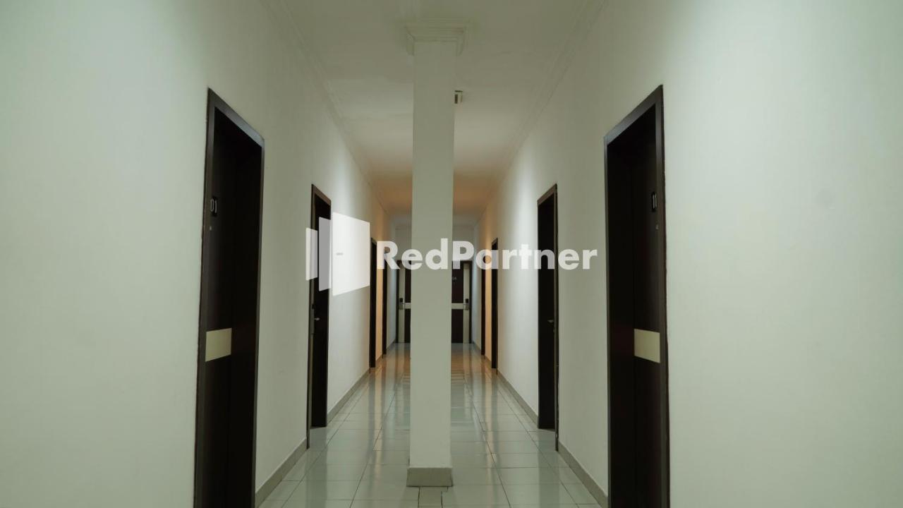 Wisma Sederhana Mitra Reddoorz Medan Zewnętrze zdjęcie