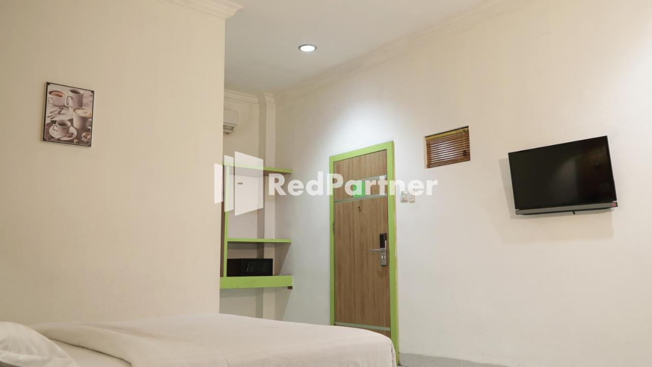 Wisma Sederhana Mitra Reddoorz Medan Zewnętrze zdjęcie