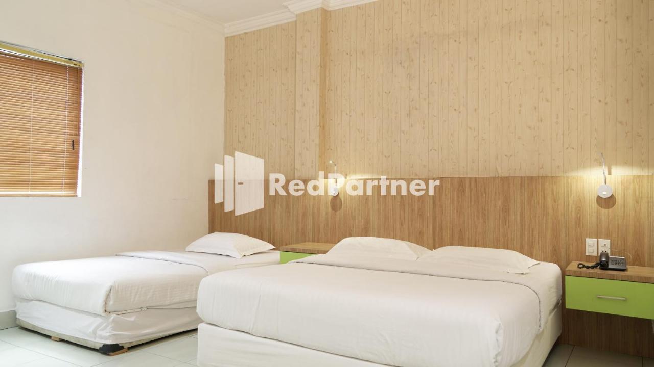 Wisma Sederhana Mitra Reddoorz Medan Zewnętrze zdjęcie