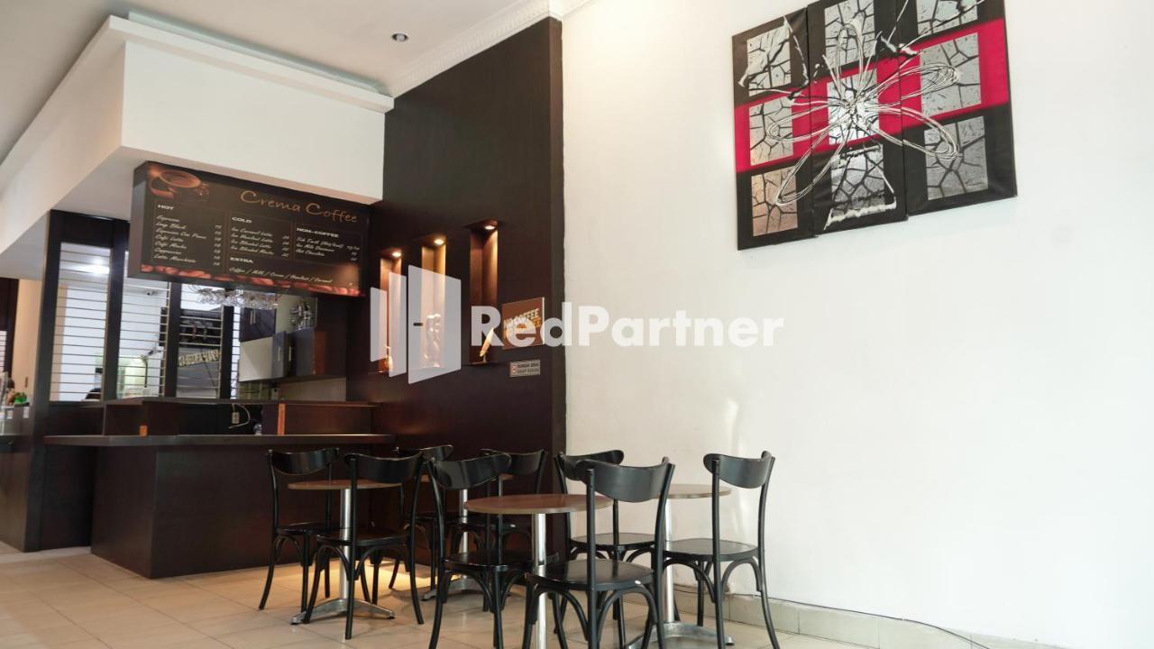 Wisma Sederhana Mitra Reddoorz Medan Zewnętrze zdjęcie