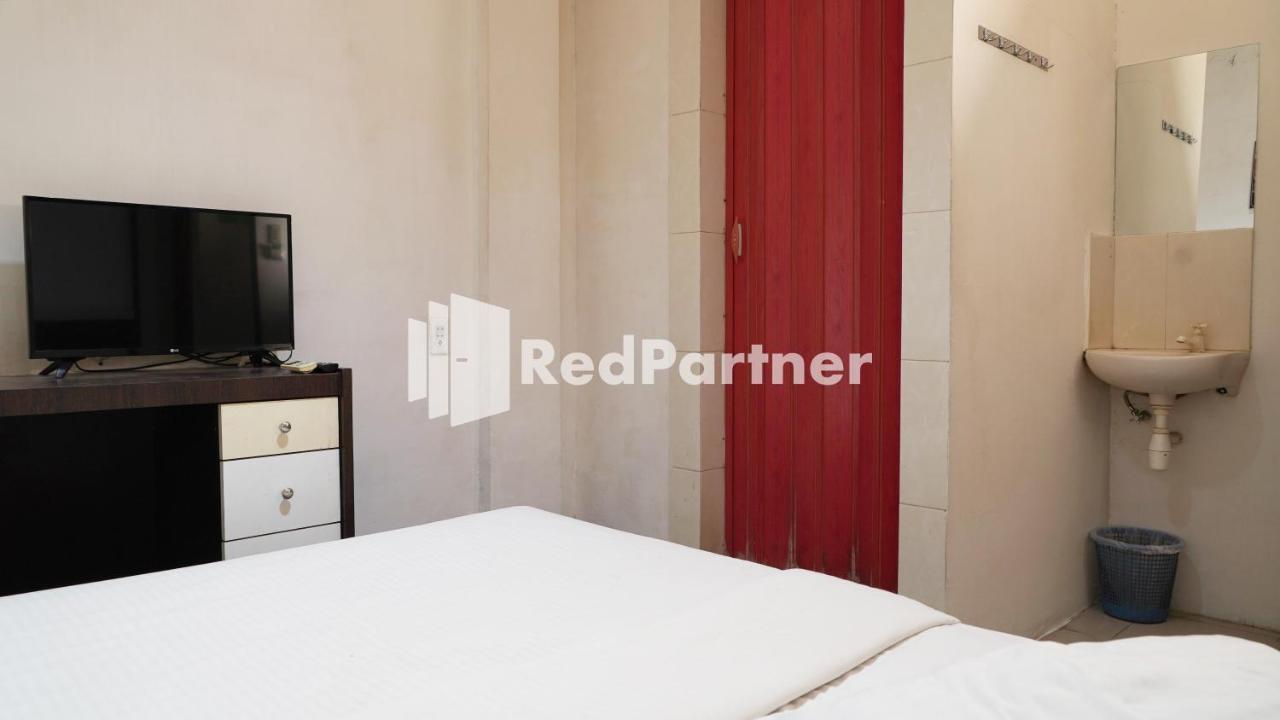 Wisma Sederhana Mitra Reddoorz Medan Zewnętrze zdjęcie