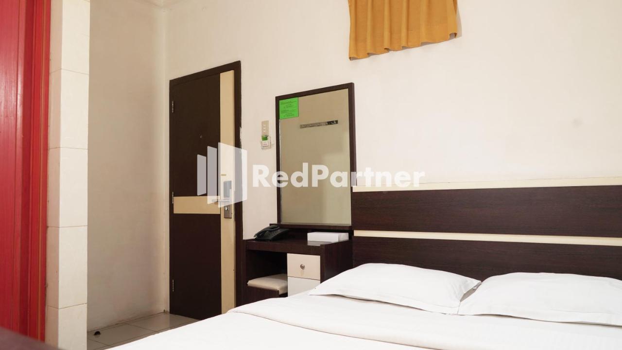 Wisma Sederhana Mitra Reddoorz Medan Zewnętrze zdjęcie