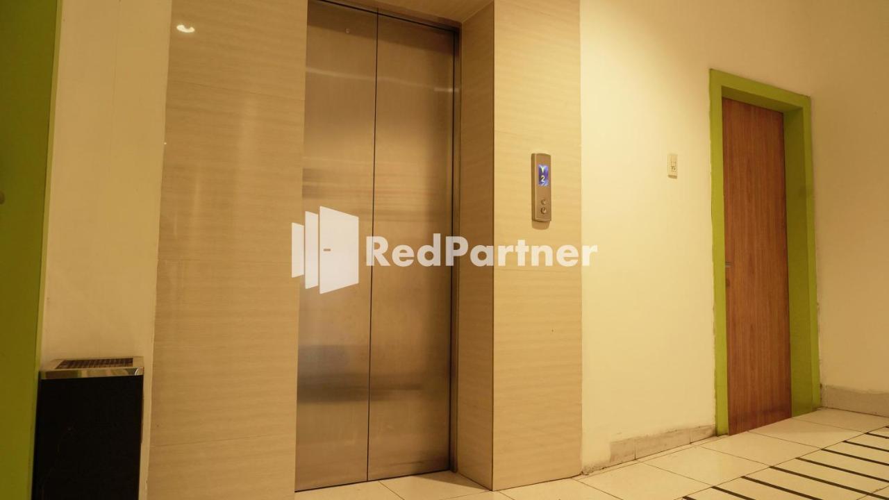 Wisma Sederhana Mitra Reddoorz Medan Zewnętrze zdjęcie