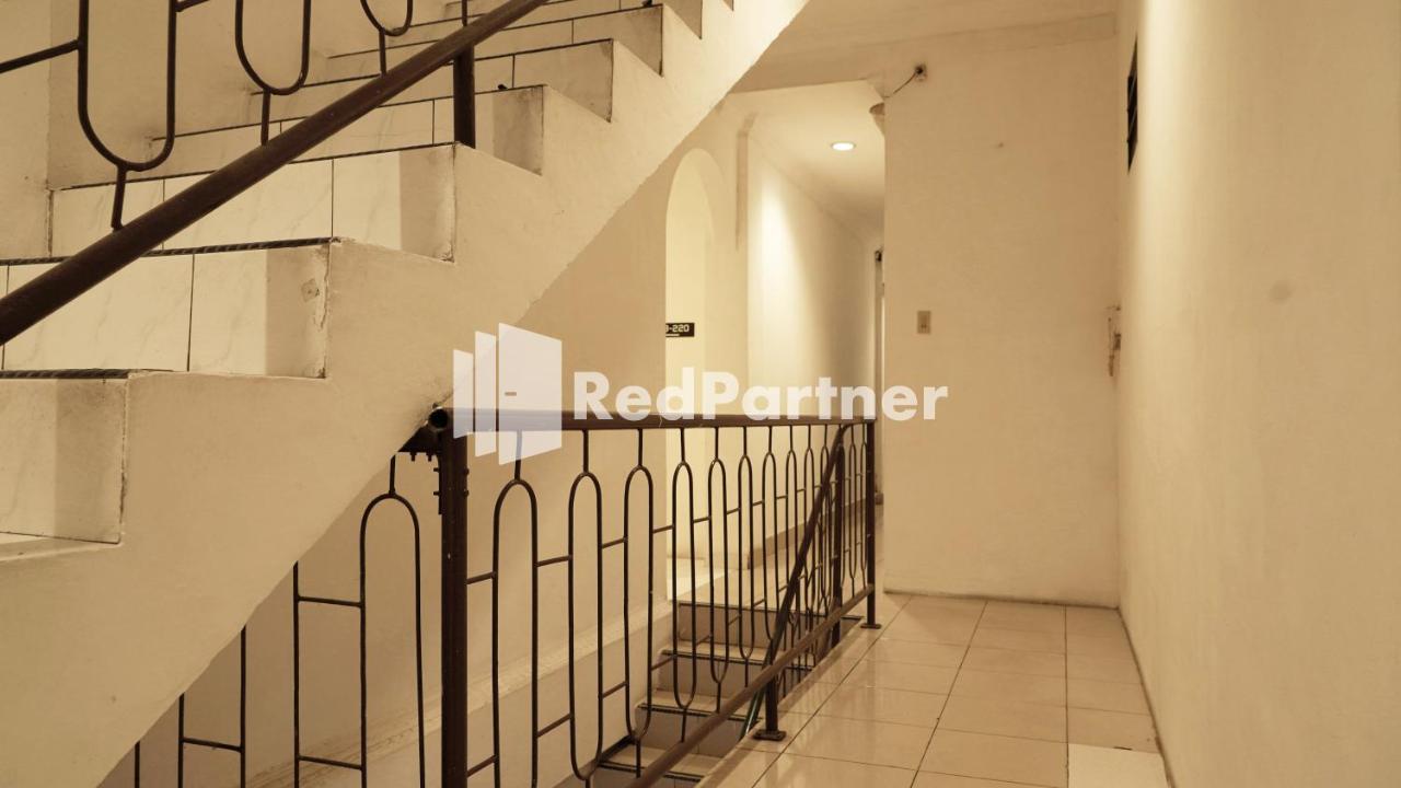 Wisma Sederhana Mitra Reddoorz Medan Zewnętrze zdjęcie