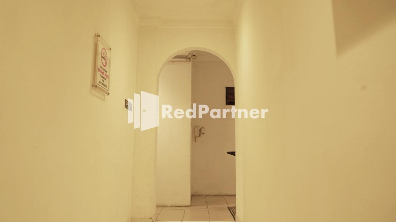 Wisma Sederhana Mitra Reddoorz Medan Zewnętrze zdjęcie