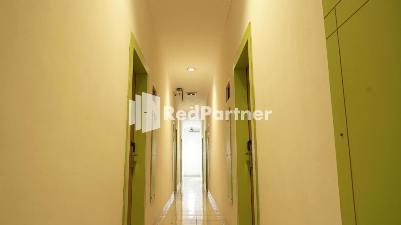Wisma Sederhana Mitra Reddoorz Medan Zewnętrze zdjęcie