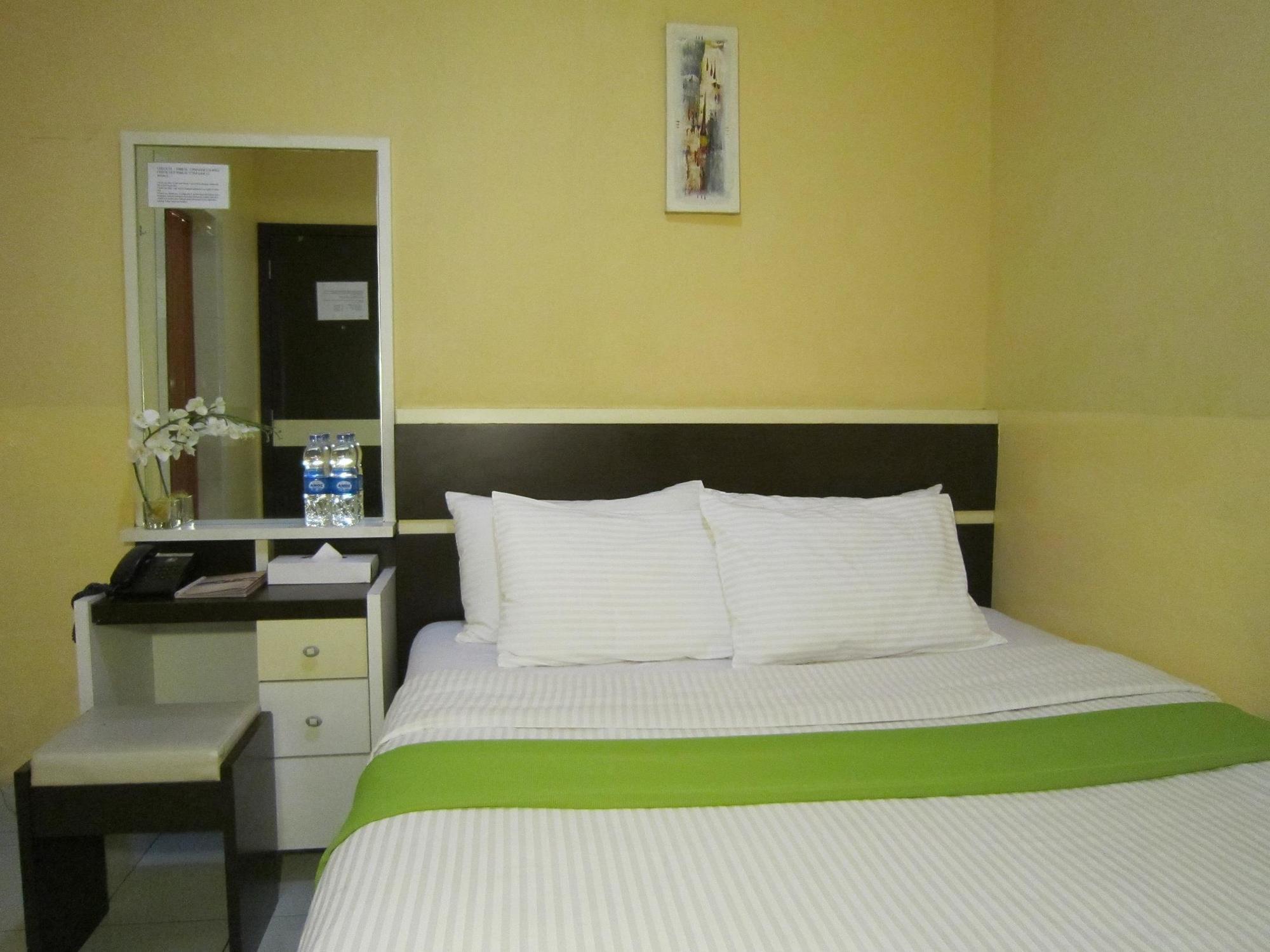 Wisma Sederhana Mitra Reddoorz Medan Zewnętrze zdjęcie