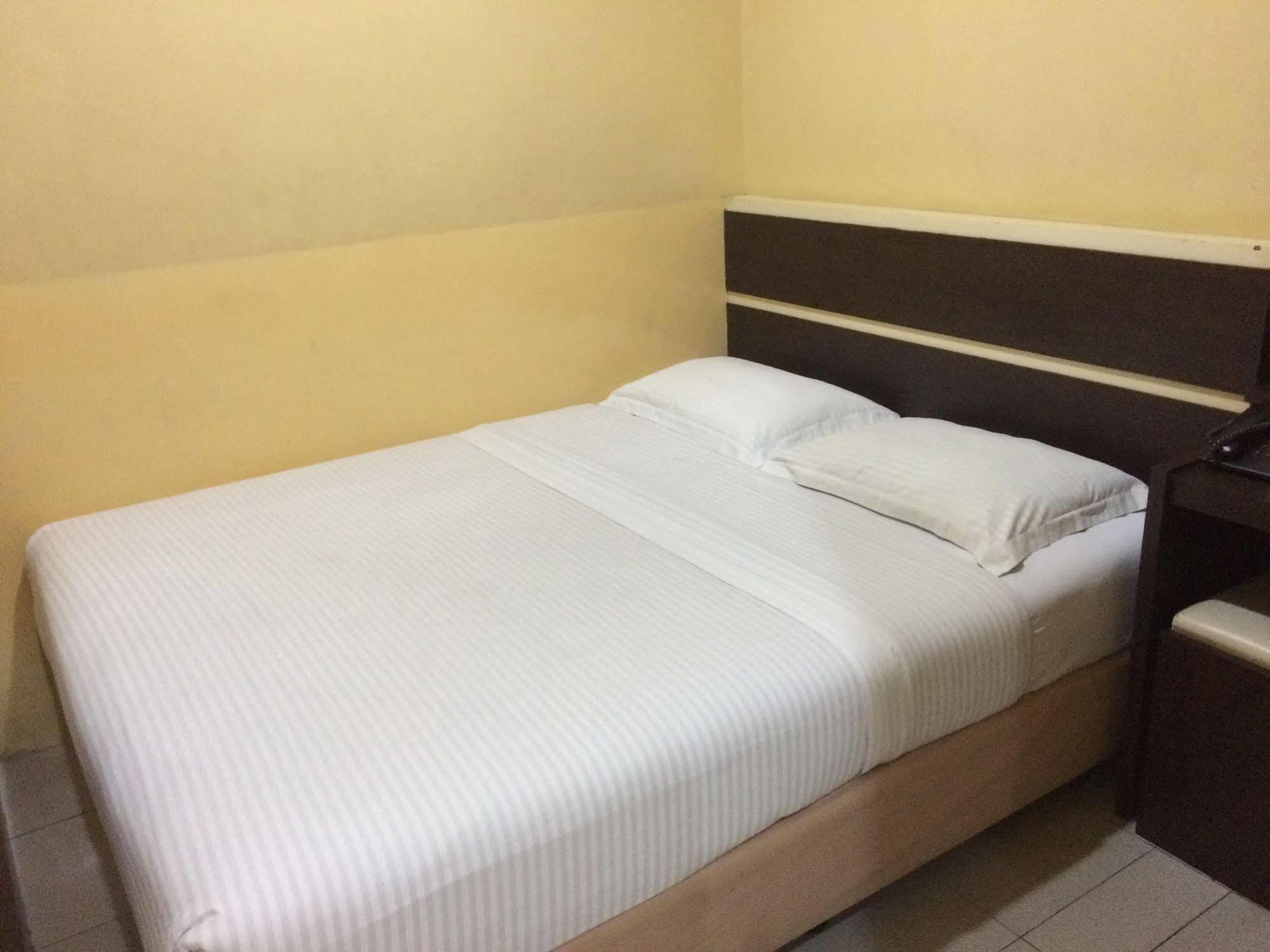 Wisma Sederhana Mitra Reddoorz Medan Zewnętrze zdjęcie