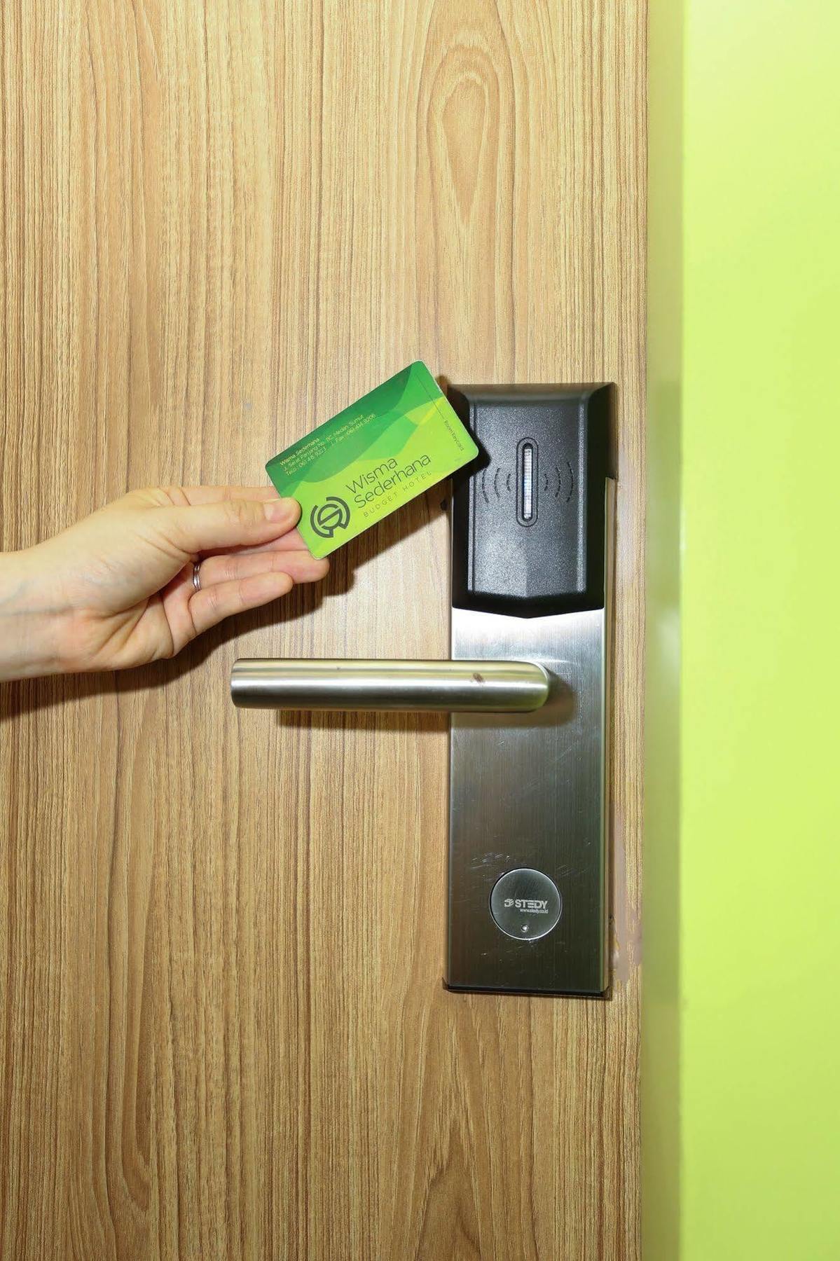 Wisma Sederhana Mitra Reddoorz Medan Zewnętrze zdjęcie
