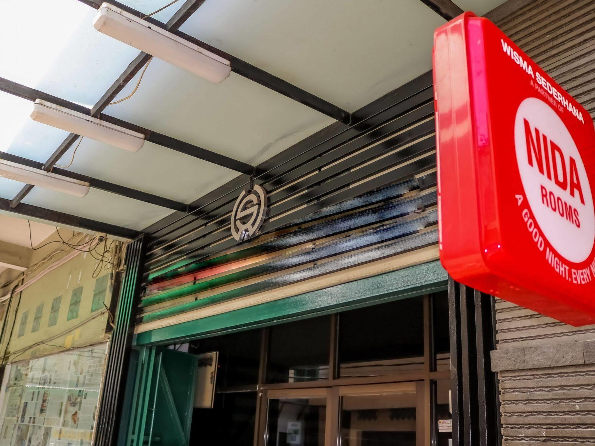 Wisma Sederhana Mitra Reddoorz Medan Zewnętrze zdjęcie