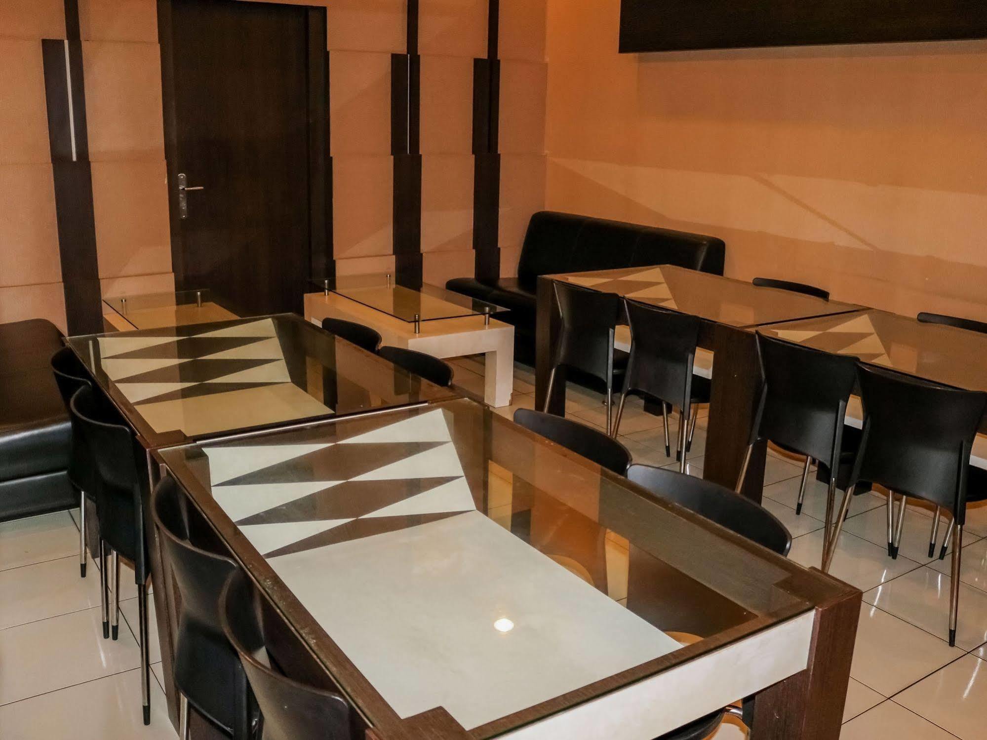 Wisma Sederhana Mitra Reddoorz Medan Zewnętrze zdjęcie